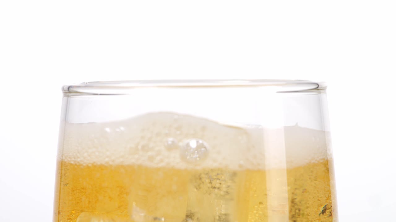 Primo piano di un bicchiere di birra con ghiaccio
