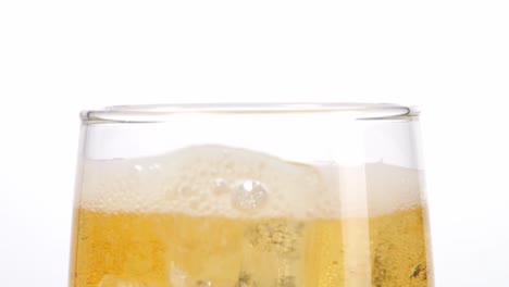 얼음과 함께 맥주 한 잔의 클로즈업