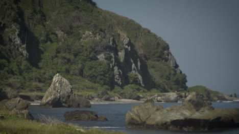 mar en calma en una bahía rocosa del mar caribe