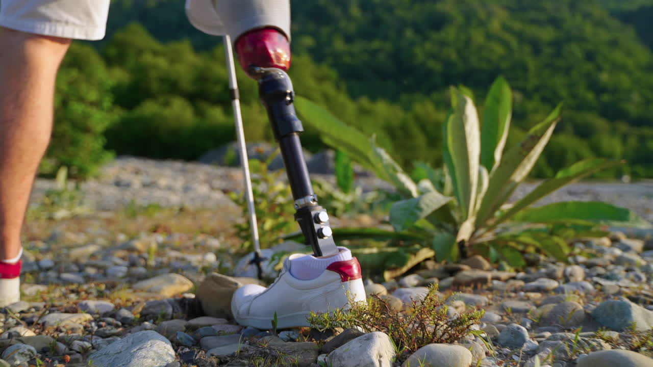persona con una pierna protésica que hace senderismo