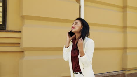 Mujer-Feliz-Profesional-Hablando-En-La-Calle-Urbana.-Señorita-Caminando-Al-Aire-Libre