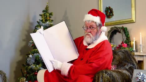 Papá-Noel-Sosteniendo-Un-Libro