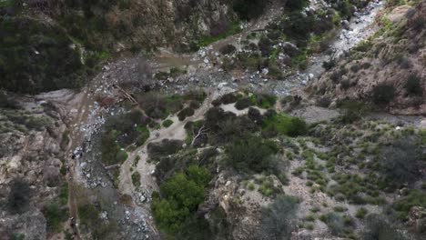 Varios-Excursionistas-Caminando-Por-El-Sendero-De-Las-Cataratas-Del-Cañón-Eaton-En-Pasadena,-Bosque-Nacional-De-Angeles,-California