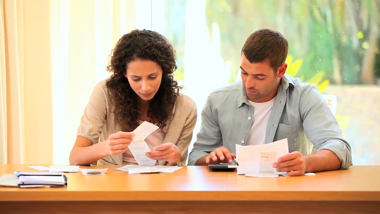 una pareja joven haciendo sus cuentas.