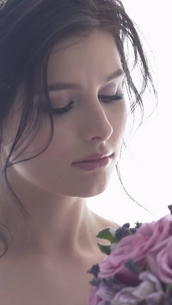 Bella sposa con un bouquet