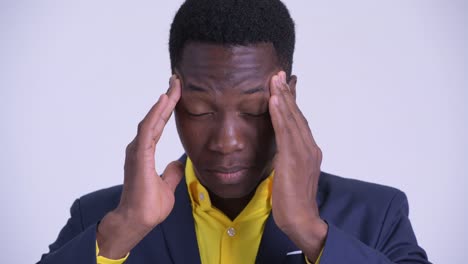 joven y guapo hombre de negocios africano en traje
