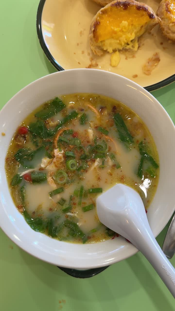 Appetitlig skål med cremet suppe, grøntsager og æggetærter