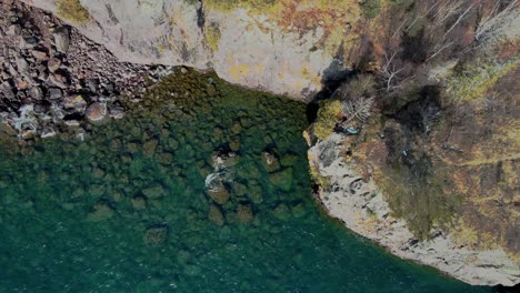 aeria vista sobre el increíble acantilado de la costa norte con olas rompiendo en rocosas
