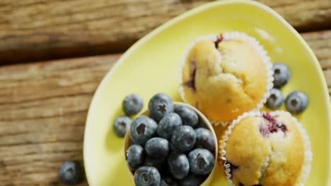 Muffins-and-blueberries-on-plate-4k