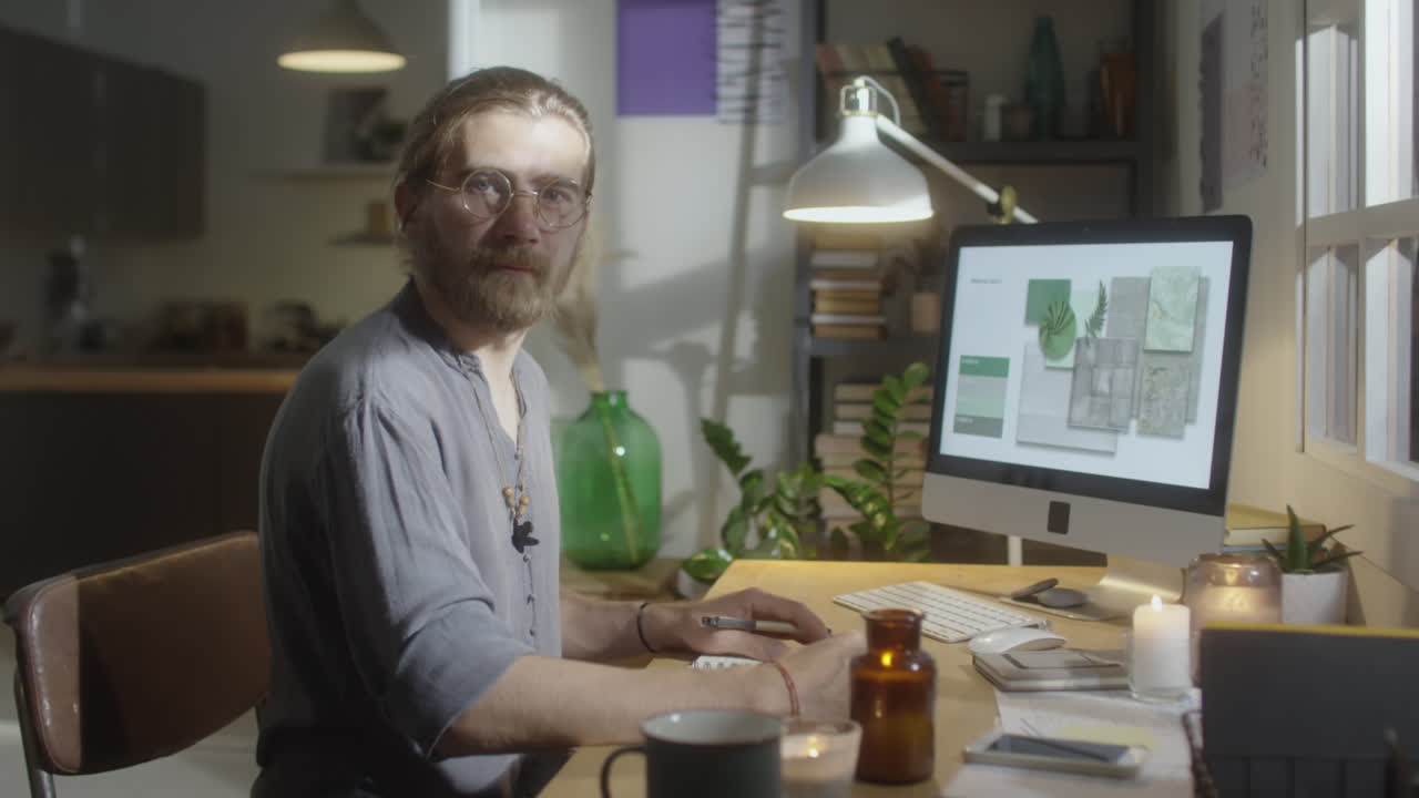 Portræt af designer på hyggelig hjemmearbejdsplads.