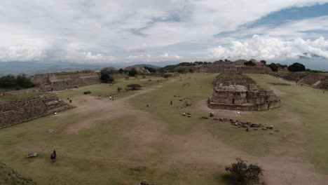 墨西哥奧哈卡州前哥倫布時期的阿爾班山 (monte albán) 考古遺跡的全景