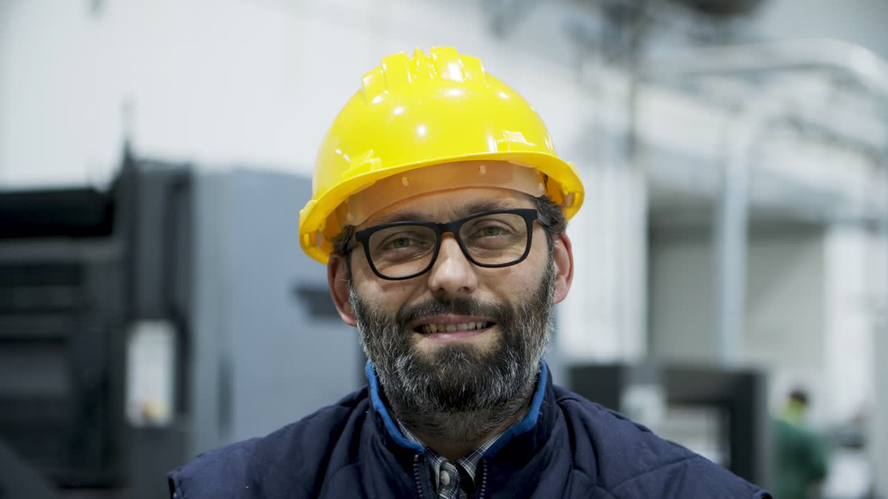 vista de primer plano de un ingeniero profesional sonriente mirando a la cámara