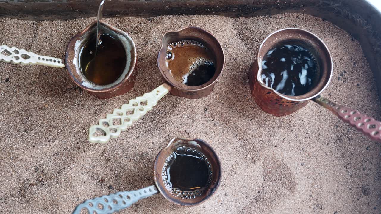 모래에서 터키 커피를 준비하는 것