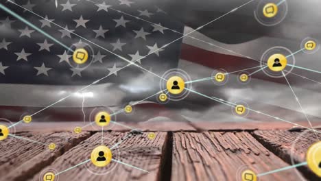 Animation-Verbundener-Personen-Und-Nachrichtensymbole-über-Der-Flagge-Amerikas,-Wolken-Und-Holztisch