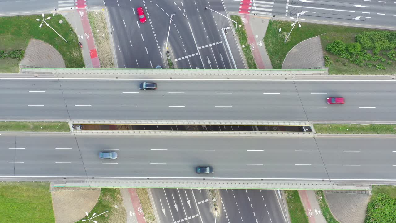 출퇴근 시간 동안 슈퍼 고속도로의 조감도