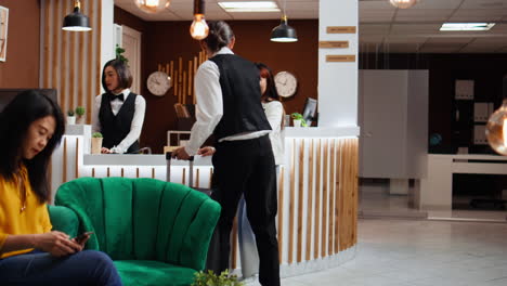 personal del hotel que presta servicios de concierge de lujo para el cliente