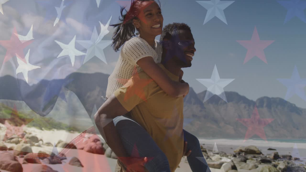 animación de la bandera estadounidense sobre una pareja diversa sonriente llevando en las montañas