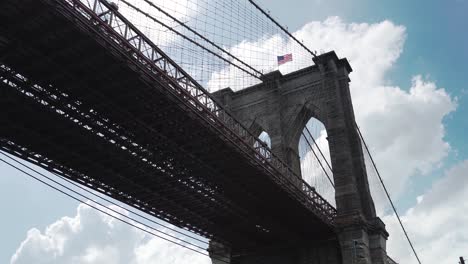 Puente-De-Brooklyn-De-La-Ciudad-De-Nueva-York-Desde-Abajo