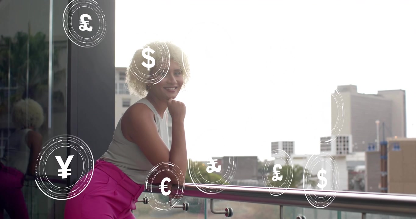 Donna appoggiata alla ringhiera del balcone che osserva l'icona dell'euro apparire e icone di valuta che vorticano, a simboleggiare la finanza.