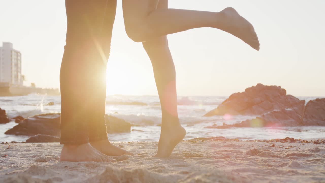 두 인종의 커플이 해변에서  ⁇ 안고 있는 중간 섹션, 느린 동작