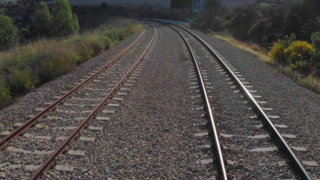 시골 을 가로질러 휘어지는 열차 철도