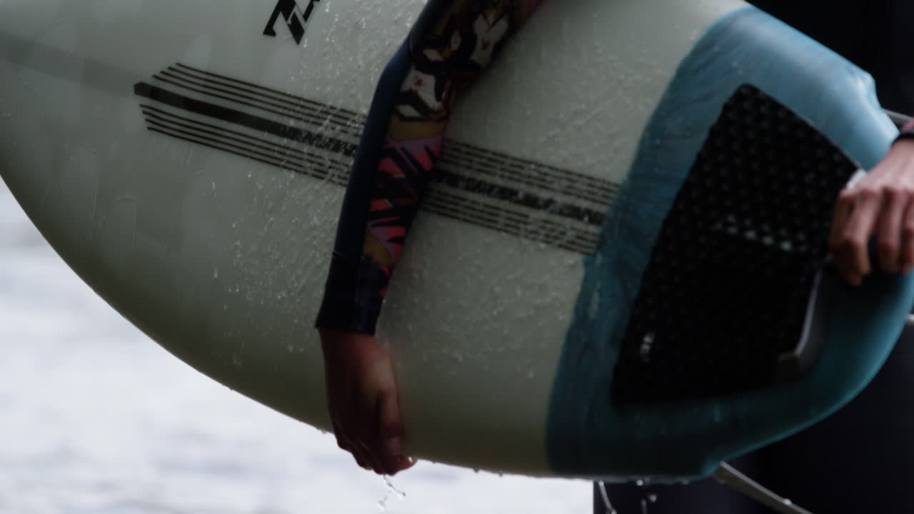 mujer atleta - surfing en una ola del río