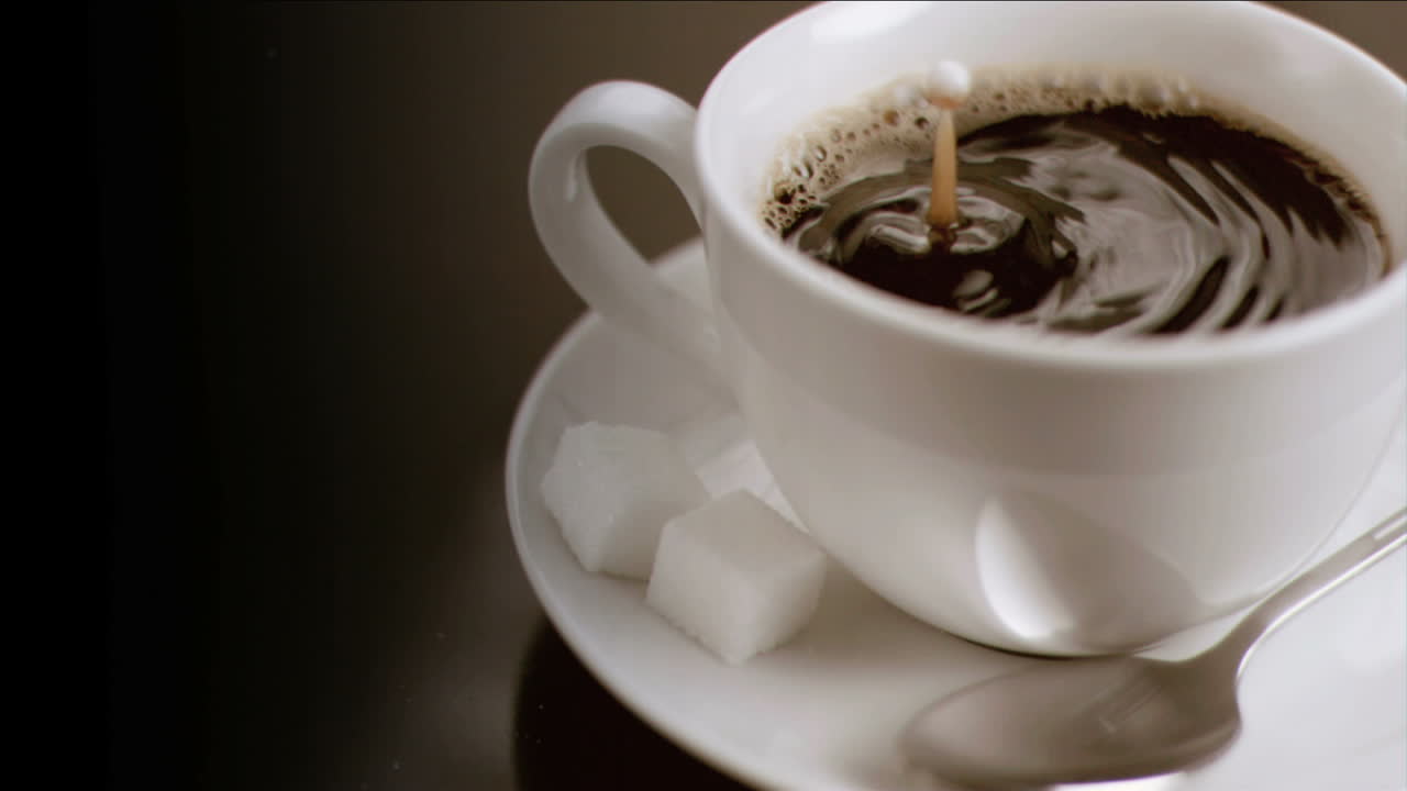 gota de leche cayendo en cámara súper lenta
