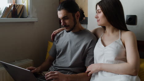 pareja sentada en el sofá en casa