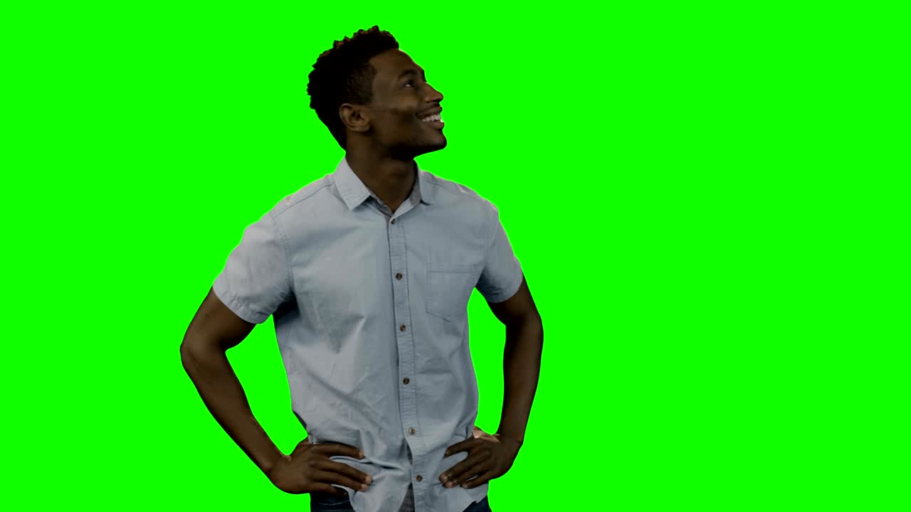 Homem olhando ao redor em frente a uma tela verde
