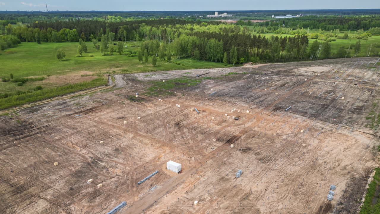 vista panorámica de un terreno vacío para la construcción de una central solar