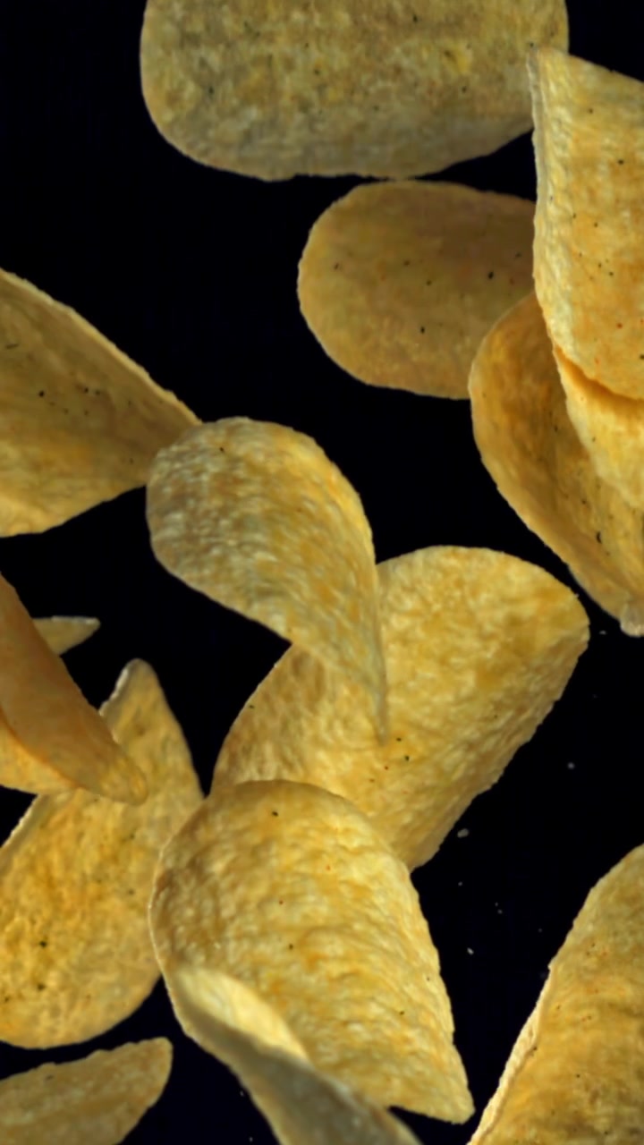 Patatine fritte croccanti che fluttuano e cadono al rallentatore