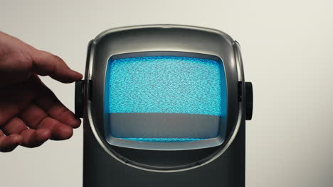 tv retro, televisión vintage en una configuración nostálgica, una tv retro muestra grano en la pantalla, dispositivo aterrador de la noche de halloween bueno para la llave de croma y la pantalla verde. imágenes de alta calidad 4k