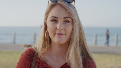 Retrato-Atractiva-Joven-Rubia-Sonriendo-En-La-Soleada-Playa-Disfrutando-Del-Cálido-Estilo-De-Vida-De-Vacaciones-De-Verano-En-Cámara-Lenta