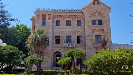 Vista-Frontal-Exterior-Del-Hermoso-Palacio-Florio-O-Villa-O-Palazzo-Florio-En-Favignana-En-Sicilia,-Italia