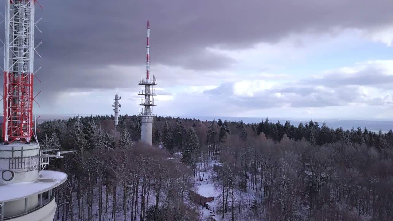 воздушный дрон закат пролет над гейдельбергом телевизионная антенна германия