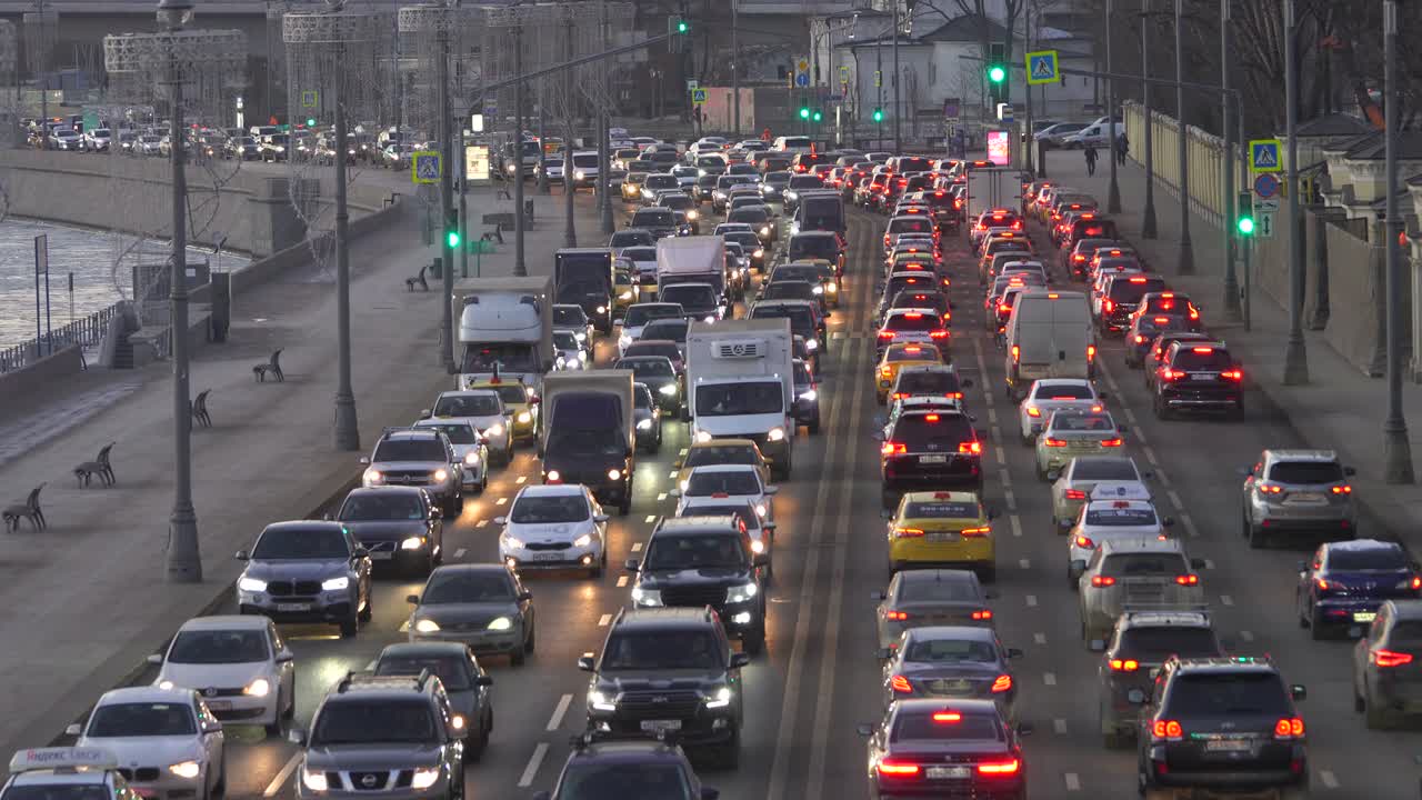 tráfico en la autopista de moscú durante el día