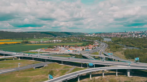 Luftaufnahme-Der-Kreuzung-Außerhalb-Von-Prag-Mit-Viadukten-Und-Kreuzungen-Mit-Verkehrssommer