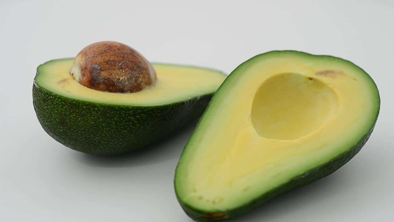 Aguacate aislado sobre blanco. Fotografía en movimiento.
