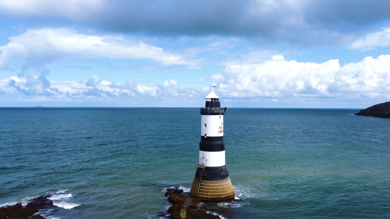 Pemandangan udara dari drone di titik pemandangan Trwyn Penmon Point di Wales