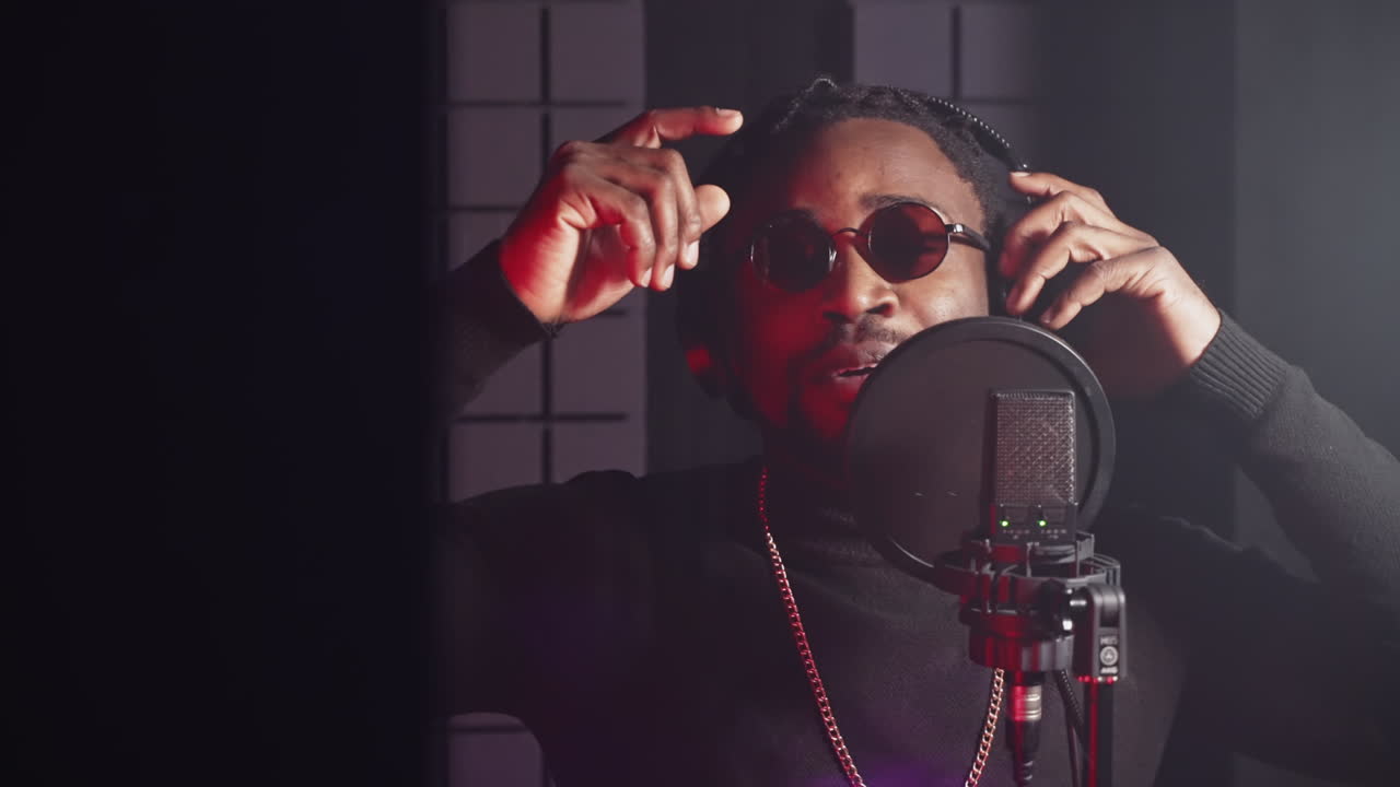 hombre grabando en un estudio de música