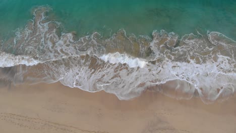 Meereswellen,-Die-Am-Strand-Von-Matadouro-Zusammenbrechen