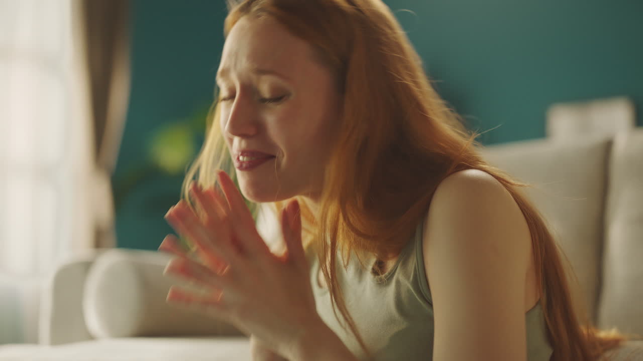 счастливая женщина делает видео звонок