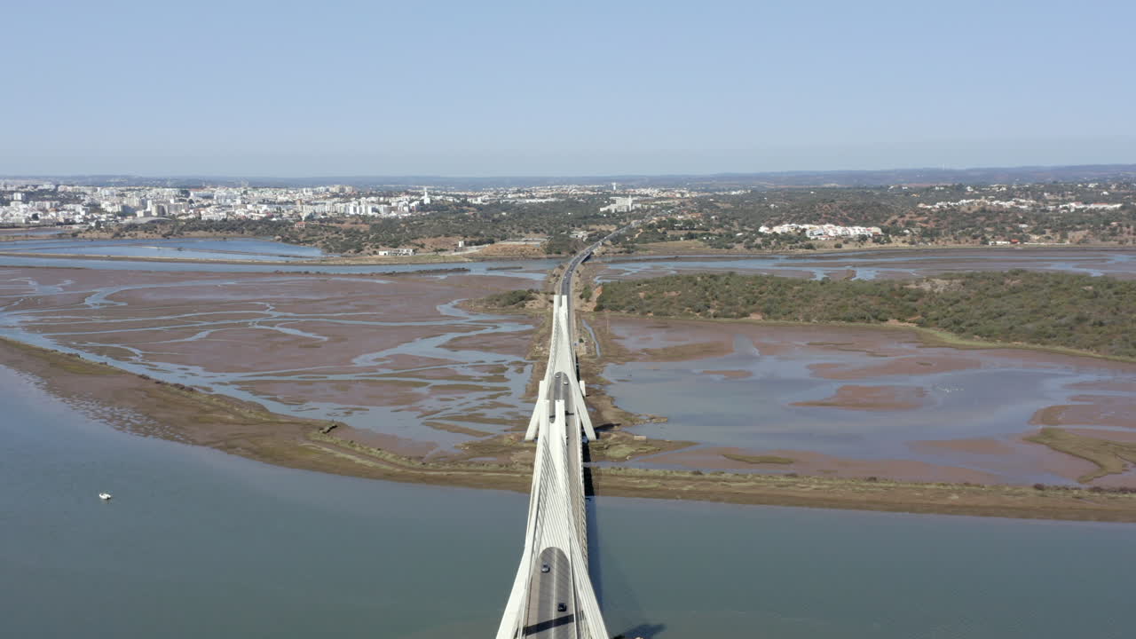 포루투갈 파로 지구에 있는 포르티마오 근처 다리 폰테와 도로 교통