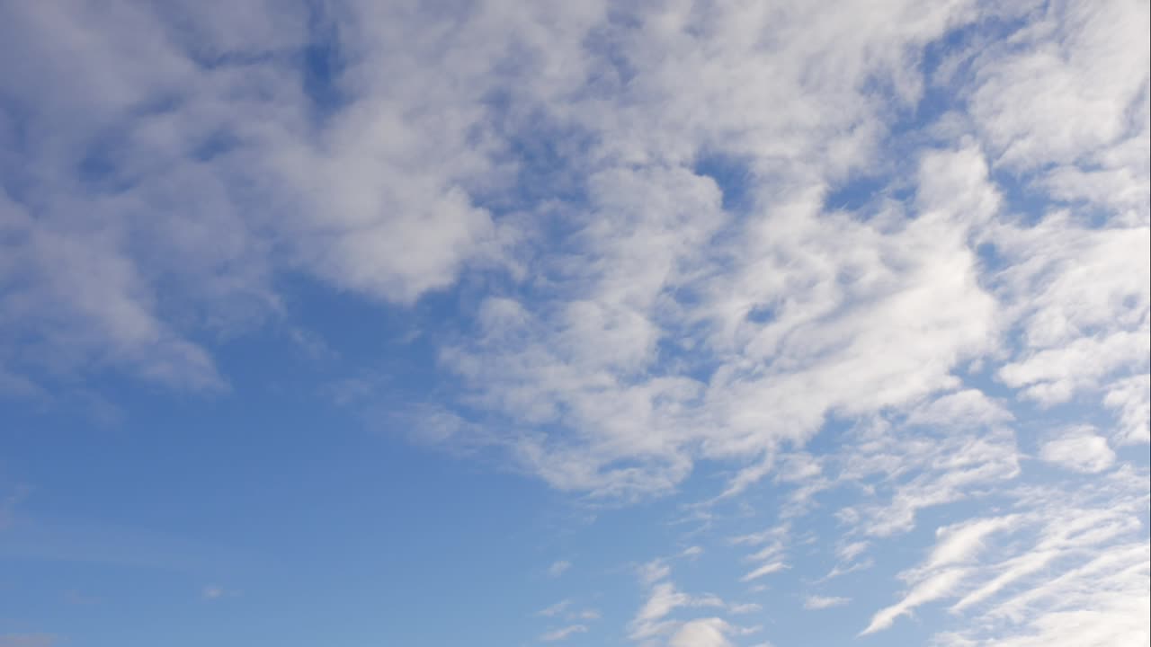 cielo azul nubes blancas. nubes puffy fluffy blancas. nube cúmulo scape lapso de tiempo. verano cielo azul lapso de tempo. dramático majestuoso increíble cielo azul. nubes blancos suaves se forman. nubes fondo lapso de time