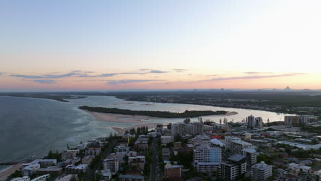 Drohnenüberflug-Sunshine-Coast-Küstenstadt-Bei-Sonnenuntergang-Mit-Meerblick-Und-Rosa-Himmel,-Caloundra-Australien-4k