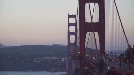 Tiro-Largo-Estático-Del-Tráfico-Que-Pasa-Por-El-Puente-Golden-Gate-Antes-Del-Amanecer