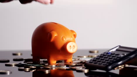 caja de ahorros y calculadora