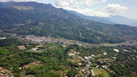 vista aérea de boquete, ciudad en la provincia de chiriquí, república de panamá
