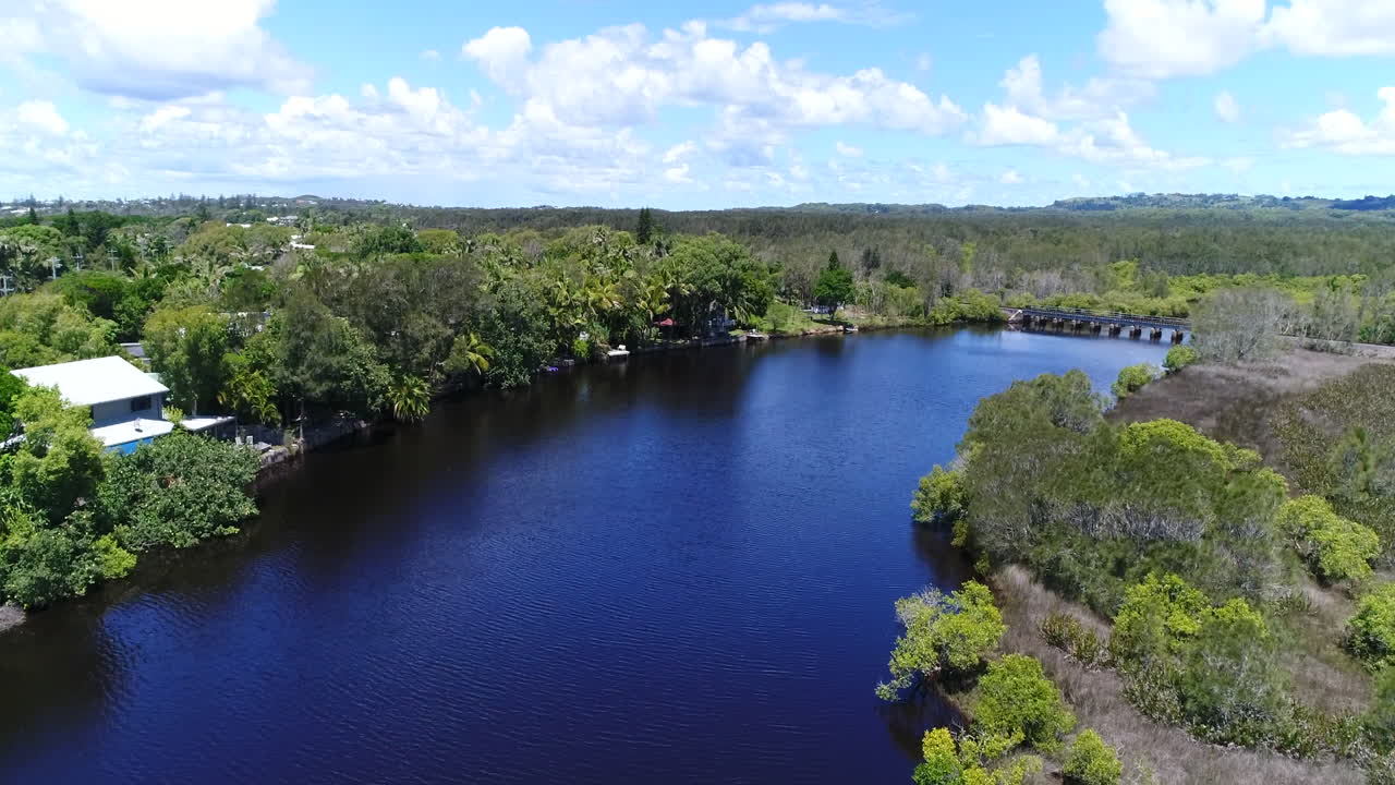 대비가 큰 강을 날아가는 공중 촬영