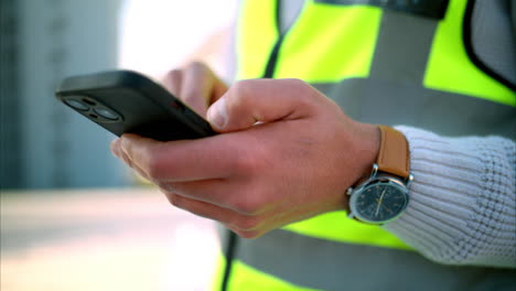 Construction-worker-texting-on-a-phone